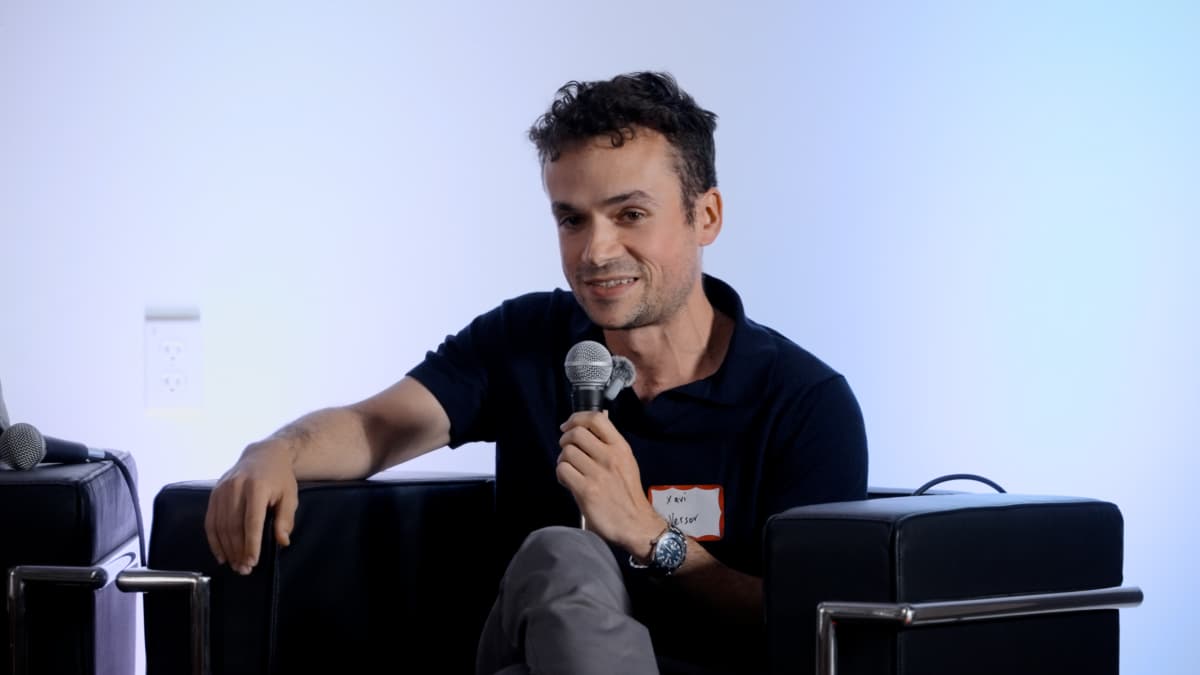 Xavier Puig speaks on the first panel, Photo by EO