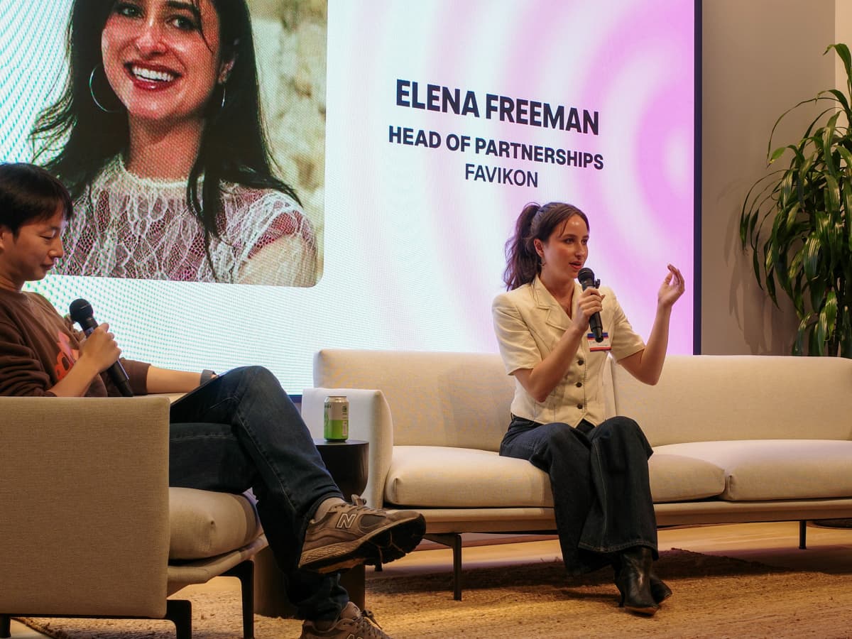 Elena Freeman speaks during the third session, Photo by EO