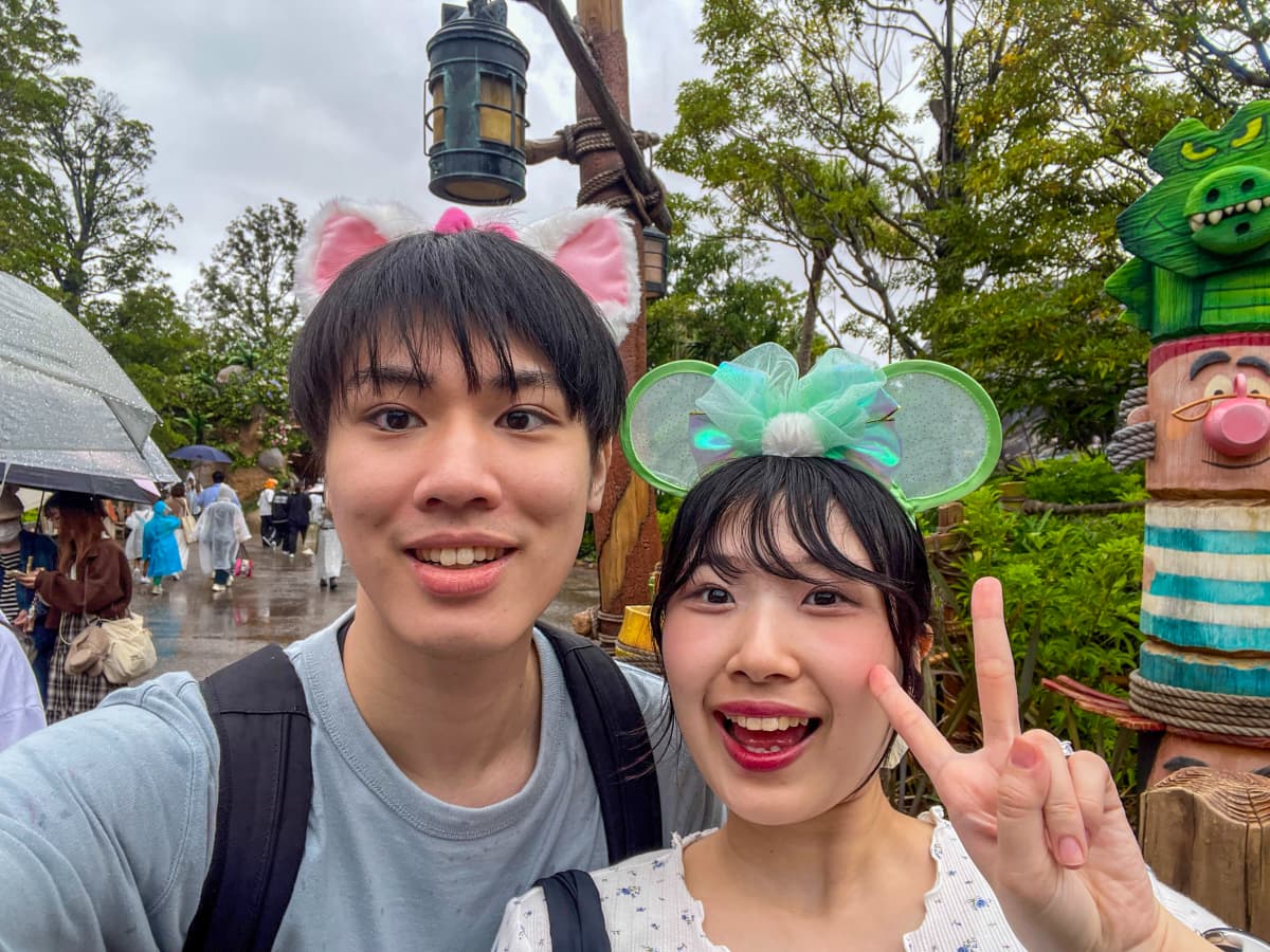 Hina and Taro at Tokyo Disney Resort. Courtesy of Arkor.