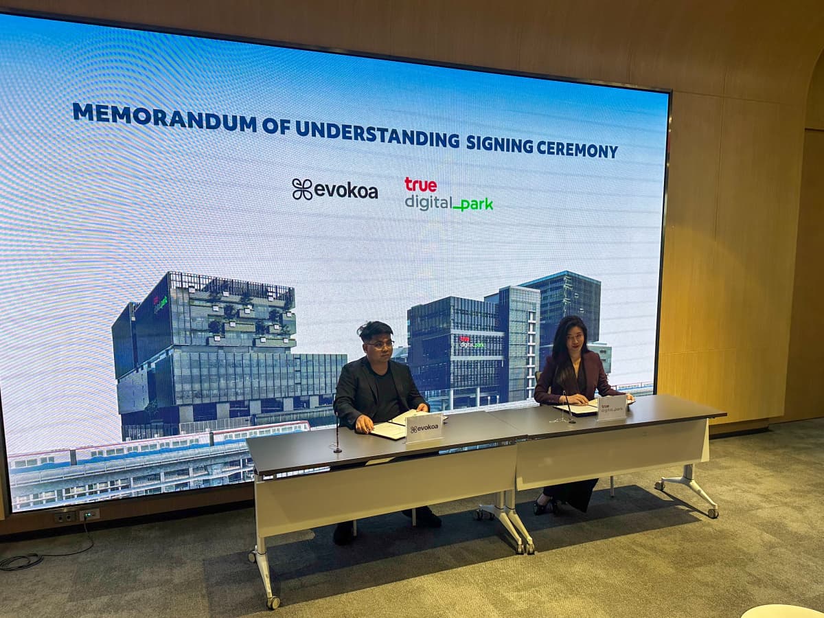 Signing a memorandum of understanding with True Digital Park in Bangkok. Courtesy of WonderSearch.