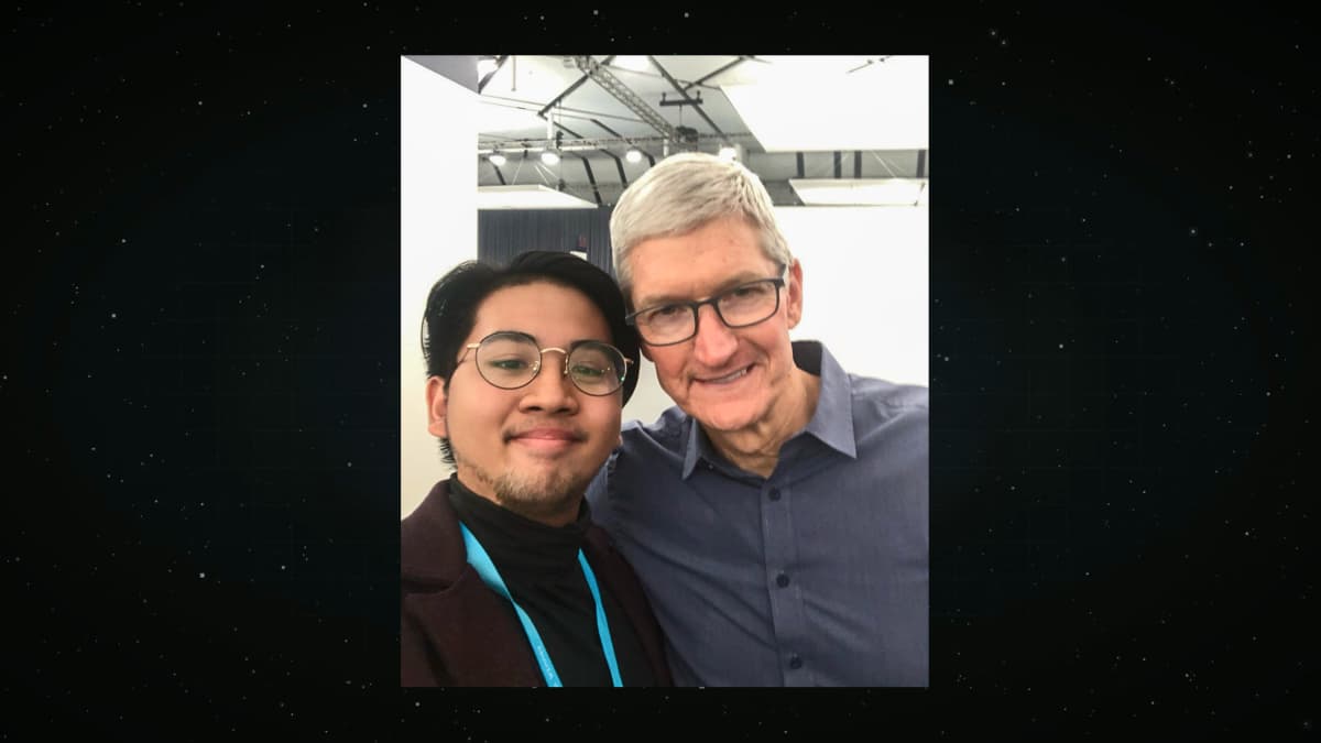 Dalton taking a selfie with Tim Cook during his visit to SF. Courtesy of WonderSearch.